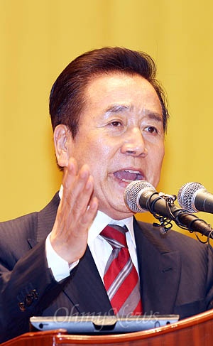 김정길 민주통합당 대선 예비후보가 25일 광주 김대중컨벤션센터에서 지지를 호소하며 연설하고 있다.