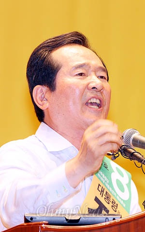 정세균 민주통합당 대선 예비후보가 25일 광주 김대중컨벤션센터에서 지지를 호소하며 연설하고 있다.