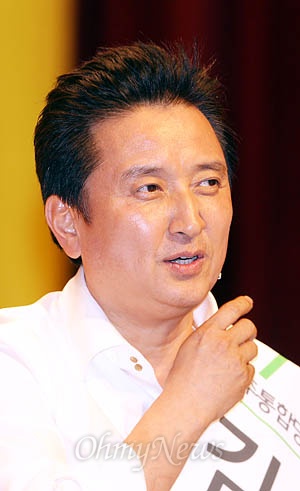 김영환 민주통합당 대선 예비후보가 25일 광주 김대중컨벤션센터에서 지지를 호소하며 연설하고 있다.