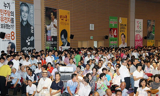 25일 광주 김대중컨벤션센터에서 열린 민주통합당 대선 예비경선 합동연설회에 8명의 예비후보들이 각각 내건 선거홍보물이 부착돼있다.
