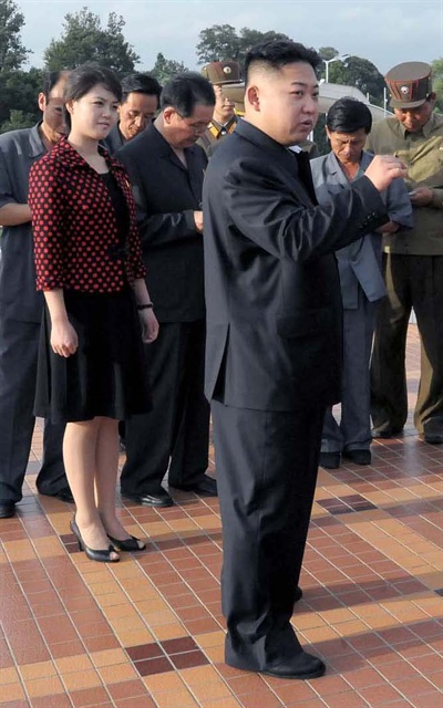 평양 능라유원지 준공식에 참석한 북한 김정은 국방위원회 제1위원장과 부인 리설주.