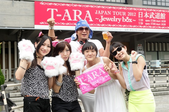  티아라 콘서트를 보러온 팬들. 25~26일 이틀간 일본 부도칸 공연장에서 일본 투어의 마지막 콘서트를 개최했다.