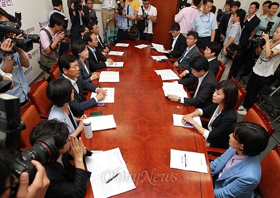 이석기, 김재연 의원 제명안을 처리하기 위해 7월 26일 오전 국회에서 통합진보당 의원총회가 당사자인 이-김 의원을 비롯한 전원이 참석한 가운데 열리고 있다.
