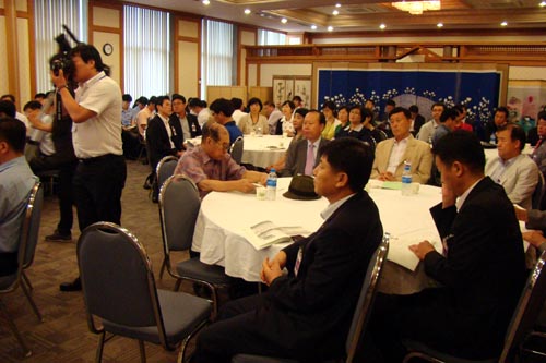여수엑스포 사후활용 토론회에 참여한 사람들.