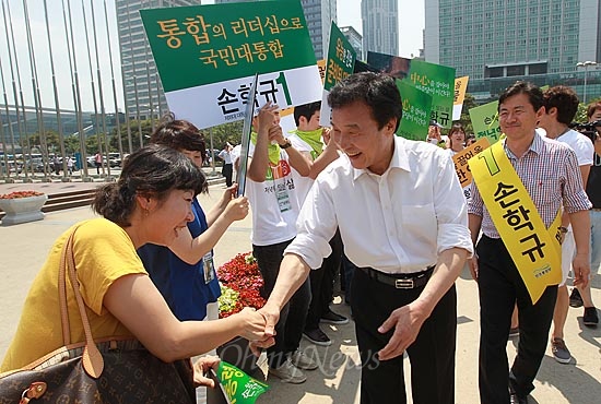  손학규 민주통합당 대선 예비후보가 26일 오후 부산 해운대구 벡스코에서 열린 민주통합당 경선 합동연설회에서 지지자들과 함께 인사를 나누고 있다.