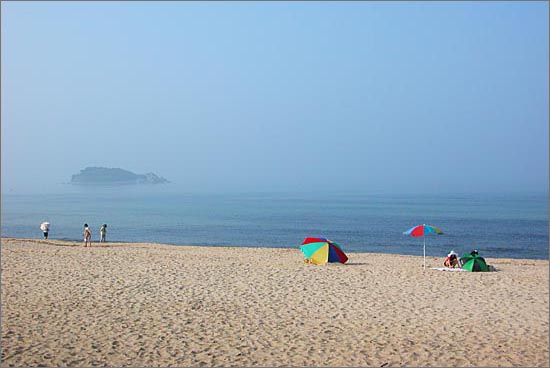 화진포해변. 해변을 정식 개장하기 전의 풍경(자료 사진).