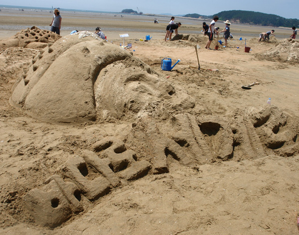 모래조각으로 뒤덮힌 몽산포 해변