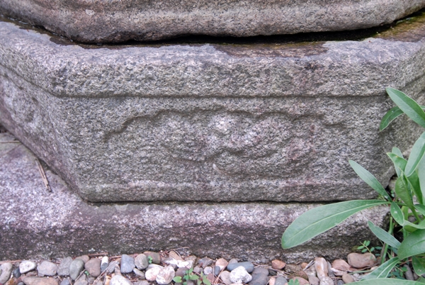 지대석 위에는 안상을 조각한 팔각의 돌을 놓았다