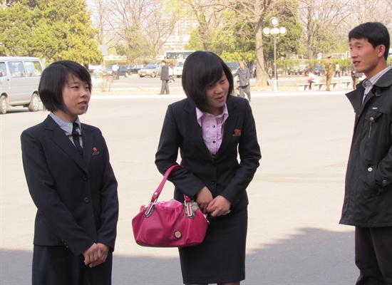 다소곳이 인사를 하는 북한의 여학생