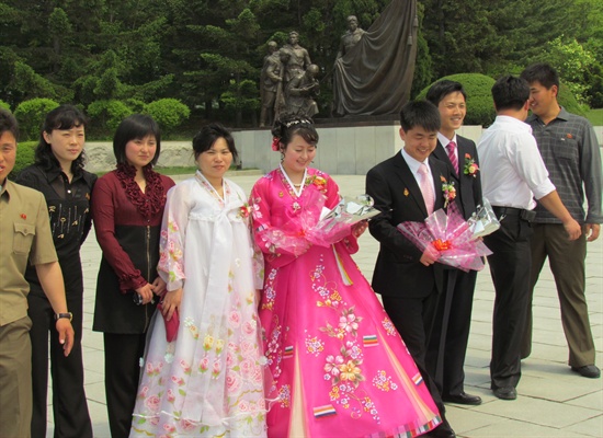 갓 결혼한 북한의 신혼 부부와 친구들