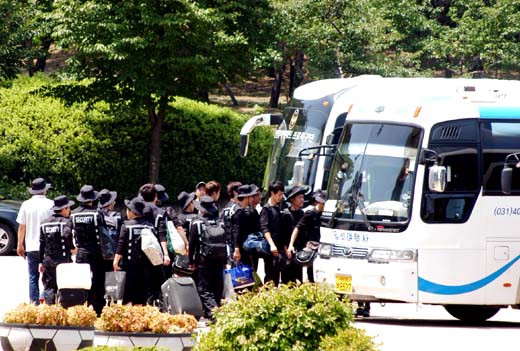 전국에서 모인 용역업체 직원들이 인천 문학경기장에 집결한 뒤 어딘가로 떠나기 위해 버스에 오르고 있다. 