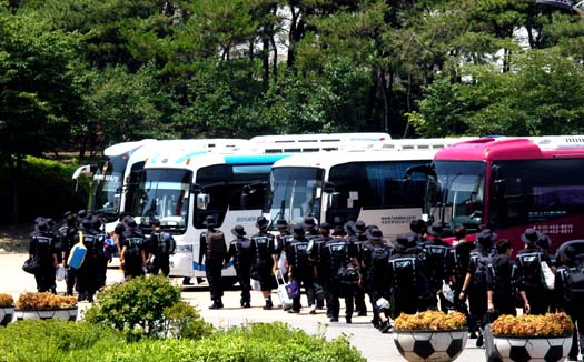 지난 7월 27일 전국에서 모인 용역업체 직원들이 인천 문학경기장에 집결한 뒤 어딘가로 떠나기 위해 버스에 오르고 있다. 