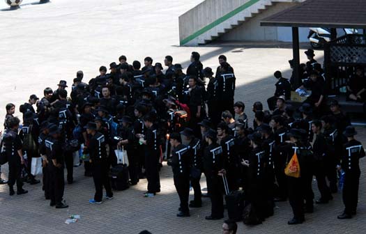 '컨택터스'의 용역업체 직원들이 27일 오전 인천 문학경기장에 집결했다. 