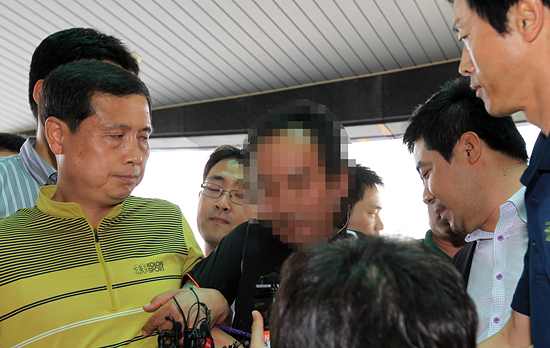 2012년 7월 22일 실종 일주일 만에 숨진 채 발견된 경남 통영 한아름양의 살해 용의자 김모(44)씨가 통영경찰서로 들어서고 있다. 