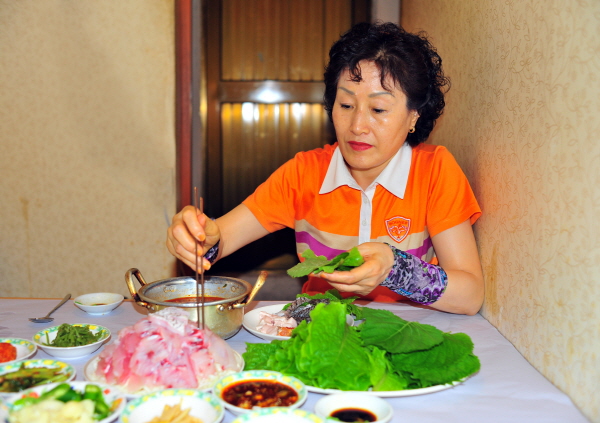 공선옥 소설<영란>의 실제 주인공인 영란씨는 30년 동안 민어요리를 해 왔다.   
