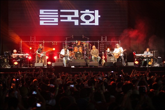  25년 만에 재결성한 들국화는 27일 <지산밸리 록페스티벌 2012> 그린스테이지에서 공연을 펼쳤다. 