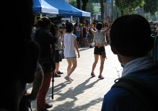 28일 오후 서울 종로2가 탑골공원 앞에서 한 시민이 '잡년행진' 참가자를 바라보고 있다.  
