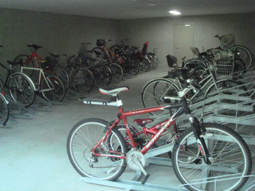 맨션은 주차장이 있고 달마다 주차비를 받습니다. 자전거 역시 주륜장이 설치되어 있고 달마다 몇 백 엔씩 돈을 받습니다. 자전거 역시 정해진 번호에 세워두어야 합니다.