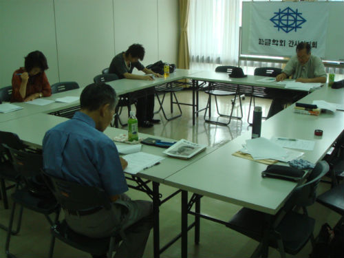 　　한글학회 일본 간사이 지회 16 번째 연구 발표 모임에서 김리박 지회장님이 발표를 하고 있습니다. 