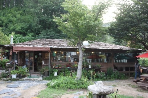 치악산 금대계곡 치악산 금대계곡 인근의 시골밥상집, 돌너와 지붕의 황토 집이 일품이다 