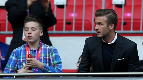  런던올림픽 2일째인 29일(현지시각) 데이비드 베컴이 그의 아들 브룩클린과 함께 웸블리(Wembley) 스타디움에서 열린 축구 조별리그 A조 2차전 영국과 아랍 에미리트 경기를 지켜보고 있다. 