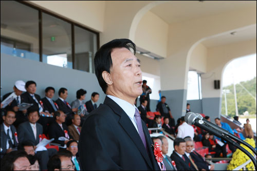 김윤주 군포시장이 자신의 고향이자 자매도시인 경북 예천 2010 군민제전에서 인사말을 하고 있다.