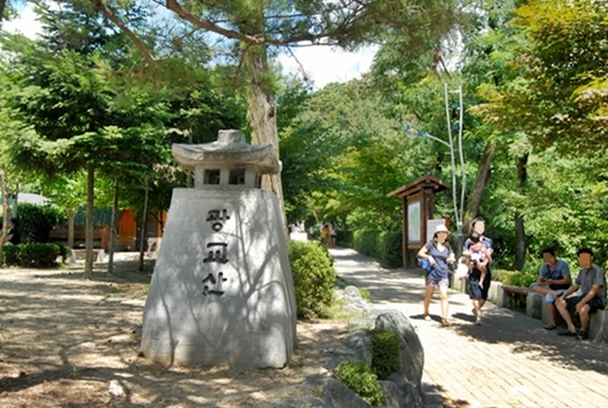 광교산 입구 수원과 용인시를 잇는 광교산은 수원의 진산이다