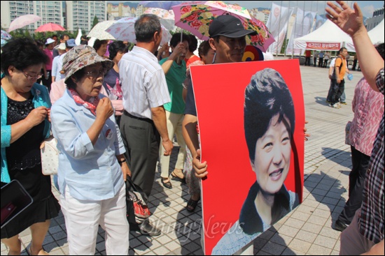 새누리당이 30일 오후 창원체육관에서 "18대 대통령후보선거 경남합동연설회"를 연 가운데, 박근혜 후보 지지자가 대형 사진을 들고 행사장 안으로 들어가고 있다.