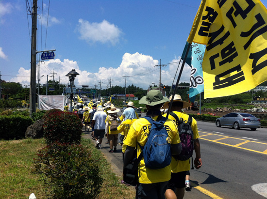강정평화대행진 행진하는 사람들 