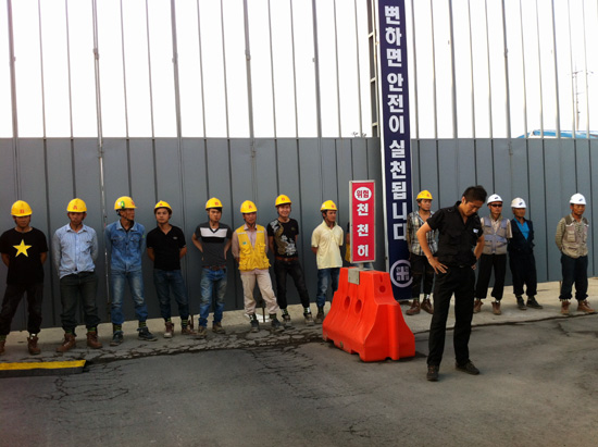 화순 SFD 공장 앞에서 공장 출입문을 지키고 선 인부들. 대부분 외국인 노동자들이다. 
