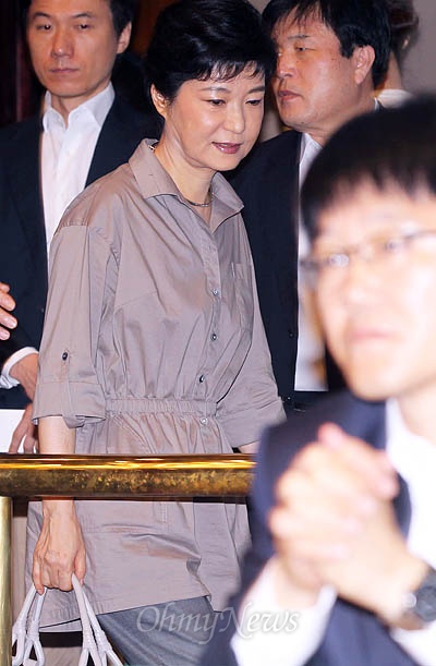 박근혜 새누리당 의원이 31일 박지원 체포동의안 처리와 관련해 열린 긴급의총에 참석하고 있다.