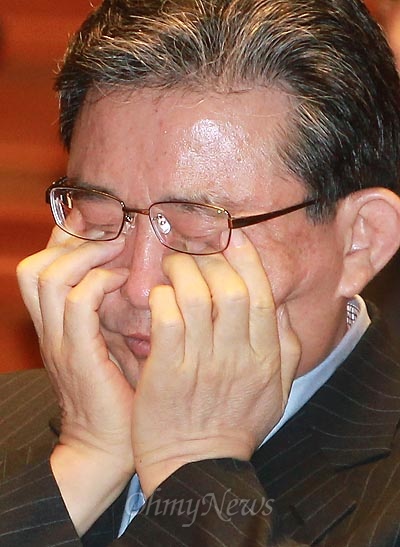 지난 7월 31일 오전 '박지원 민주통합당 원내대표 체포동의안' 처리에 대해 논의하는 새누리당 의원총회에서 이한구 원내대표가 피곤한 듯 얼굴을 감싸쥐고 있다.