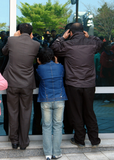 지난 2009년 4월 27일 태안문예회관에서 열린 주민 공청회에 참석한 반대측 주민들이 조직폭력배들의 방해로 입장을 못하고 밖에서 유리를 통해 공청회장을 지켜보고 있다.
