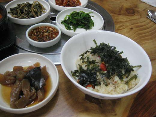 홍합밥은 울릉도에서 유명하다.