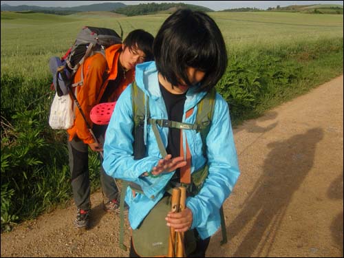  힘들어하는 정민이와 소성이. 소성이는 중간에 발목을 다치기도 했다고 합니다.