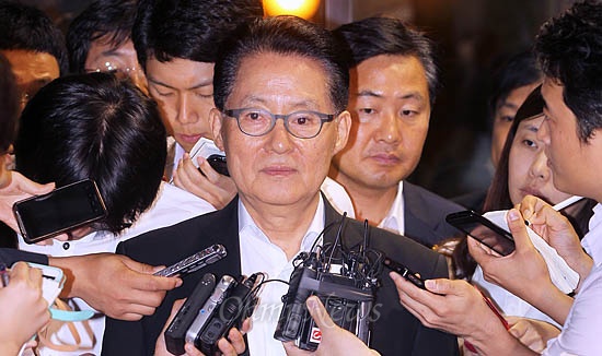 저축은행으로부터 금품을 수수한 혐의를 받고 있는 박지원 민주통합당 원내대표가 서울 서초동 대검찰청에서 조사를 받은 뒤 1일 새벽 귀가하고 있다. 
