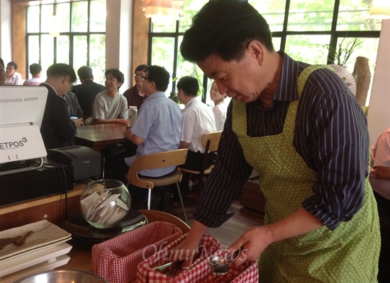 노웅래 민주통합당 의원이 지난 7월 30일 지하철 6호선 상수역인근 한식당 '춘삼월'에서 문을 연 희망식당 2호점의 일일호스트를 맡았다.
