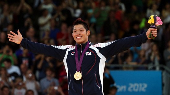  런던올림픽 남자 유도 -81kg급에서 우승한 김재범 선수. 금메달을 목에 걸고 활짝 웃고 있다.