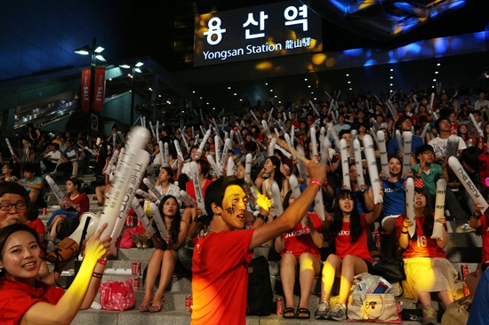  30일 새벽 서울 용산역 광장에서 SBS 주최로 열린 런던올림픽 축구예선 한국-스위스 경기 응원전에서 시민들이 대한민국 승리를 응원하고 있다. 