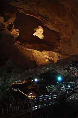 환선굴, 천정에 하트 모양의 용식지형이 붙어 있다. 한 여름, 동굴 안은 섭씨 10도에서 15도 사이다.