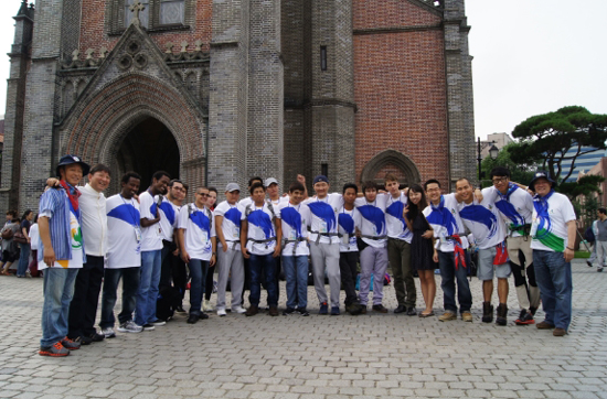 '2012 세계평화의 바람'에 함께한 외국인 참가자들이 모두 모였다.