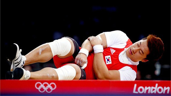  런던올림픽 남자역도 77㎏급 경기 도중 오른쪽 팔꿈치 부상을 당한 사재혁 선수