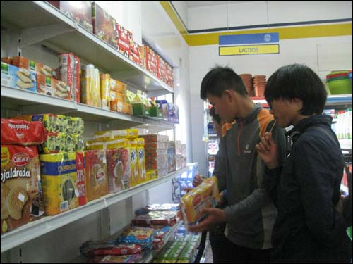 순례길 중간에서 쇼핑을 즐기고 있는 사랑어린 학교 아이들.