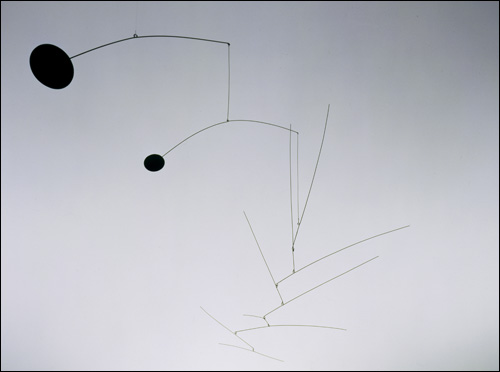 알렉산더 칼더 I '하행 척주(Descending Spines)' 1956. ⓒ Calder Foundation, New York Art Resource, NY. 이 작품과 유사한 '강인한 백합(Lily of Force)'이 올 5월 8일 뉴욕크리스티경매에서 1,856만 달러(약 210억 원)에 팔렸다. www.christies.com/features/alexander-calder-lily-of-force-2285-3.aspx 
