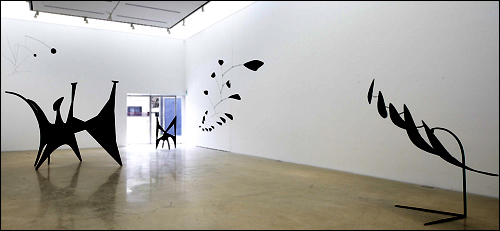 칼더의 작품이 전시된 국제갤러리 3관 전시실 모습.  