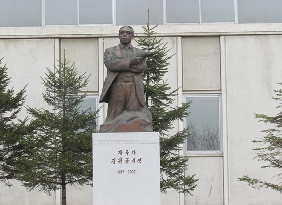 음대 캠퍼스에 서 있는 북한의 작곡가 김원균 동상.