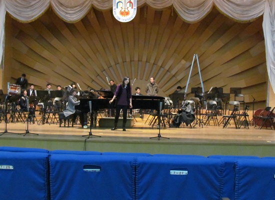 피아노 반주자와 함께 연습 중인 필자.