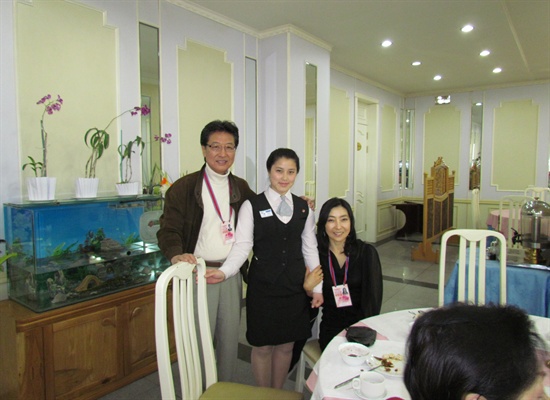 왼쪽부터 남편, 해방산 호텔 식당의 웨이트레스 황연희, 그리고 필자.