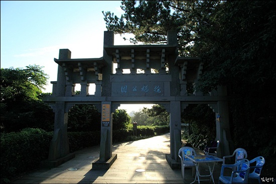 서불(서복)의 전설로 중국 관광객들이 많이 찾는 정방폭포 옆에 2003년에  전시관을 만들었다.

