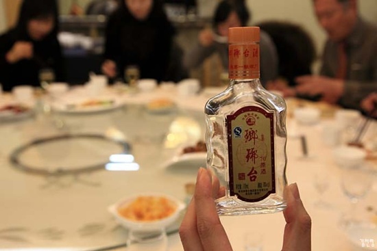 2010년 겨울 중국 청도대학을 방문했을 때 건배주였던 랑야타이. 도수가 70도로 서불이 진시황의 명을 받고 삼신산으로 떠난 곳인 산동성 랑야대의 지명을 따 술 이름으로 지었다고 했다.

